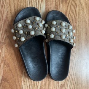 Gucci pearl slides